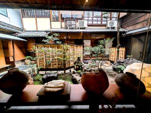 1階席は中庭を見渡せます