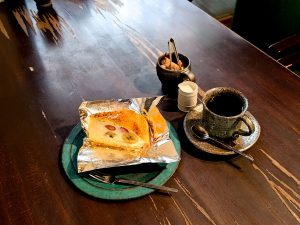 コーヒーやケーキは、信楽焼きの作家の作品で提供