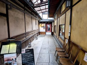 同じ長屋敷地内に、町家フレンチ『o・mo・ya 東洞院』を併設