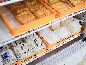 お揚げもおいしそう！ 五箇山豆腐は、袋に入れて持ち歩いても型崩れしないほど、しっかり硬めに作られています