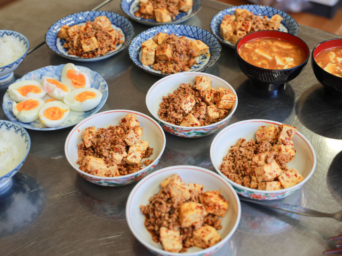 作りたての麻婆豆腐やご飯、おかずとともに豪華なランチに！［食楽web］
