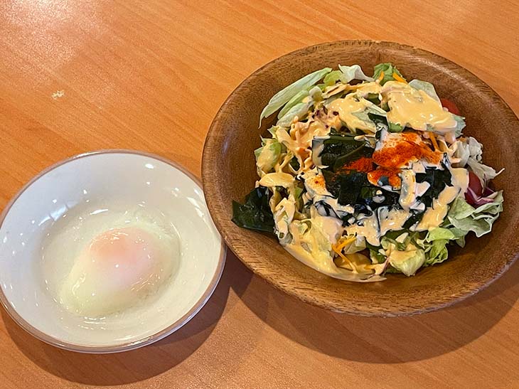 「わかめのサラダ」と「トッピング半熟卵」