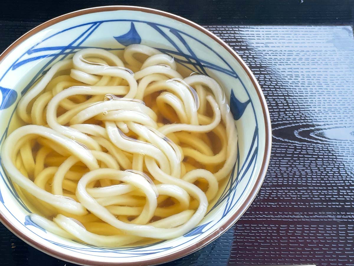 シンプルなかけうどんにプラスするものは……？