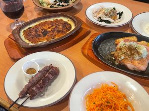 蒸し鶏やラム肉とにんじんサラダなど、小皿で布陣を固めるのも◎