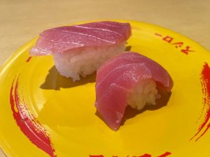 しゃりだけが通常サイズの半量になったミニしゃり（手前）