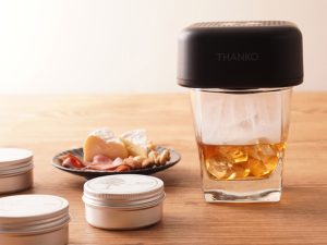 手持ちのグラスにウイスキーを入れて香り付けすることもできます