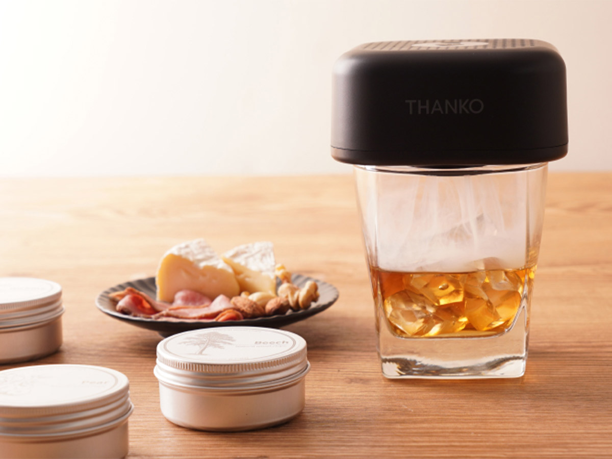 手持ちのグラスにウイスキーを入れて香り付けすることもできます