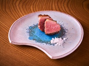 こちらは鴨。口中に広がる旨味の奥深さに引き込まれる