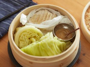 【節約＆量増しレシピ】ダイエットにも！ジューシーな「蒸し鶏のキャベツ巻き 柚子みそだれ」
