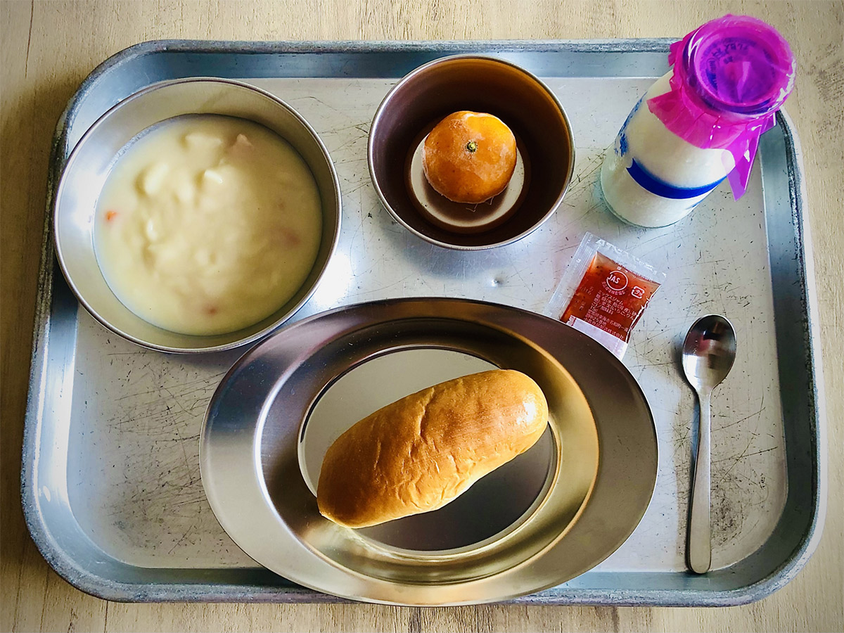 戦後の昭和の学校給食にも白いシチューはあった。※画像はイメージです