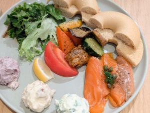 「3種クリームチーズ＆サーモンベーグルプレート」（クリームチーズ3種、サラダ、デリ、サーモン、ドリンク付）1,529（税込）