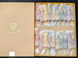 「横濱キャラメル アソートBOX（20個）」3,024円。バニラ、ピンクソルト、ダブルナッツ、アールグレイ、フレンチラムレーズン、ラズベリー、マンゴー、宇治抹茶、シナモンアップル、エスプレッソコーヒーの10種×各2個