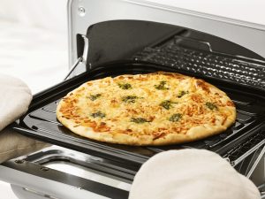 付属のトレイでピザやフライをこんがり焼ける