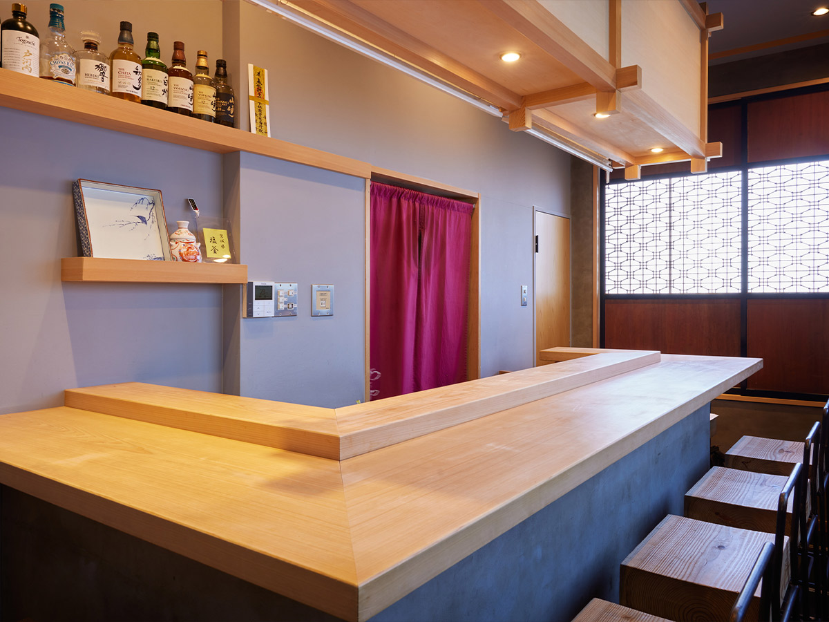 カウンター6席のみ。長く飲食業界に身を置く久津和さんが「刺激を受ける」という寿司店『おたや』