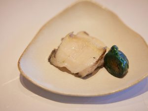 1時間蒸すというアワビも余計な手を加えず●●を添える