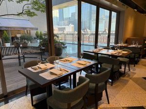 大きな窓からは東京駅舎や丸の内の街並みが望める