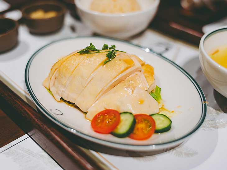 ぷるぷるの蒸し鶏にうっとり。