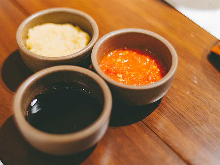 3種の自家製ソース（チリ・ジンジャー・ダークソイ）で好みの味変を楽しめる