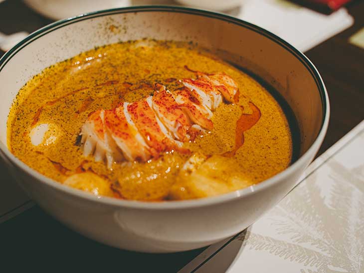 ウズラの卵、フィッシュケーキ、揚げ豆腐など具材もたっぷり