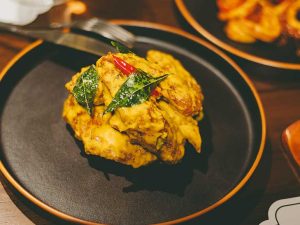 サクサクの衣に濃厚なソースが絡み、お酒が進む味わい