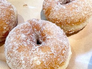 食事系だけでなく、ドーナツなどおやつにぴったりな甘いパンも充実 ［食楽web］