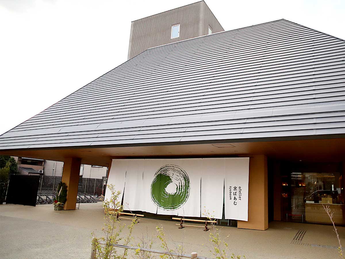 洋菓子屋さんっぽい外観かと思ったらイメージと違う感じの建物でビックリ