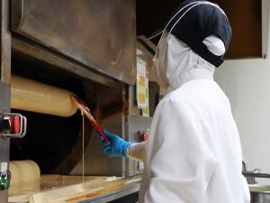 1本1本丹精込めて焼かれている「京ばあむ」 （画像提供：美十株式会社）