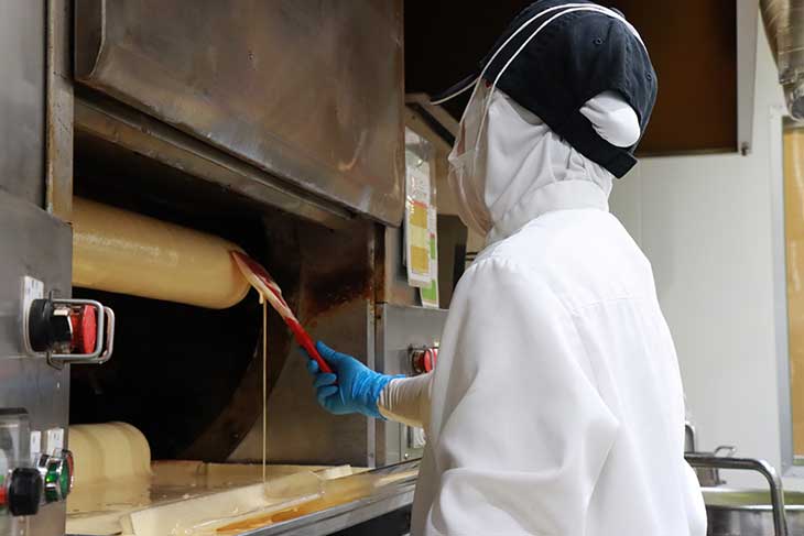 1本1本丹精込めて焼かれている「京ばあむ」 （画像提供：美十株式会社）