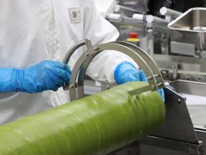 カットするだけでも神経を使う作業 （画像提供：美十株式会社）