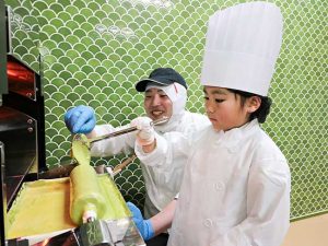 京ばあむの制作体験の様子 （画像提供：美十株式会社）