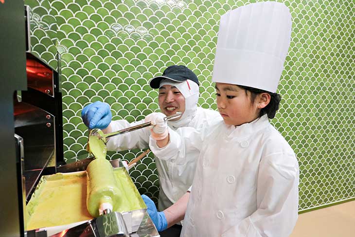 京ばあむの制作体験の様子 （画像提供：美十株式会社）