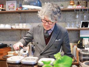 出勤時には、自らコーヒーを淹れる宇瀬さん。ダンディーな佇まいで淹れられるコーヒーはより一層美味しく仕上がりそう