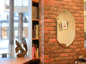 リニューアル前からお店に飾ってあった鏡やインドネシアの工芸品を随所に配置した『純喫茶ツタヤ』の店内