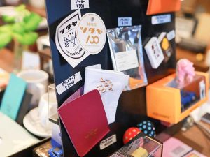 オリジナル商品の中には、ポケットチーフやそれを固定するためのチーフケース