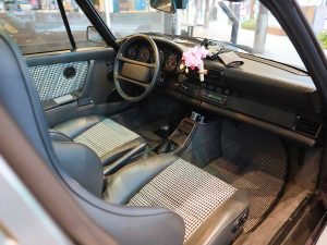 愛車のシートは、おしゃれなチェック柄に張り替え。一輪の花を挿すのも宇瀬さんのこだわり ［食楽web］