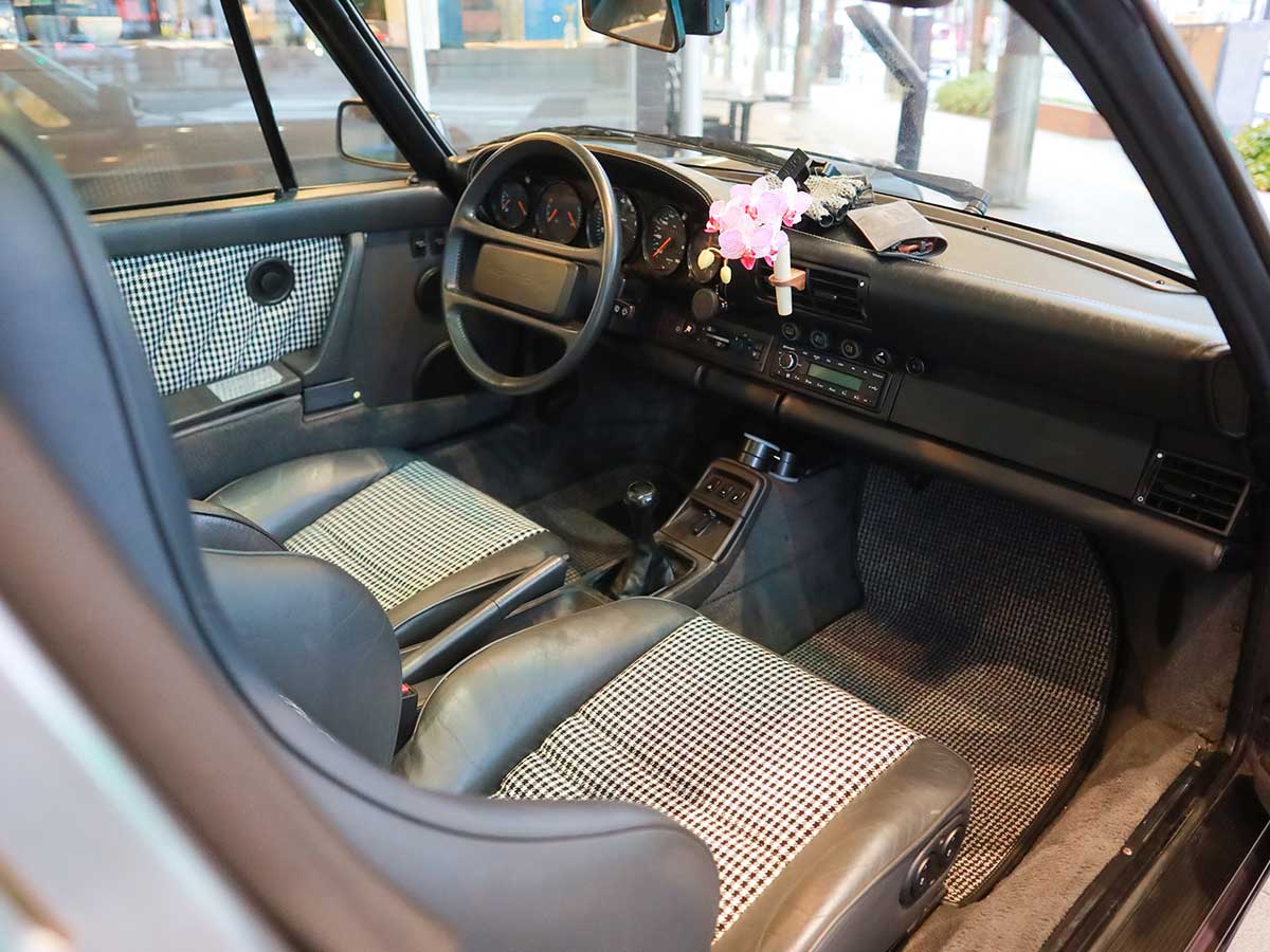 愛車のシートは、おしゃれなチェック柄に張り替え。一輪の花を挿すのも宇瀬さんのこだわり ［食楽web］