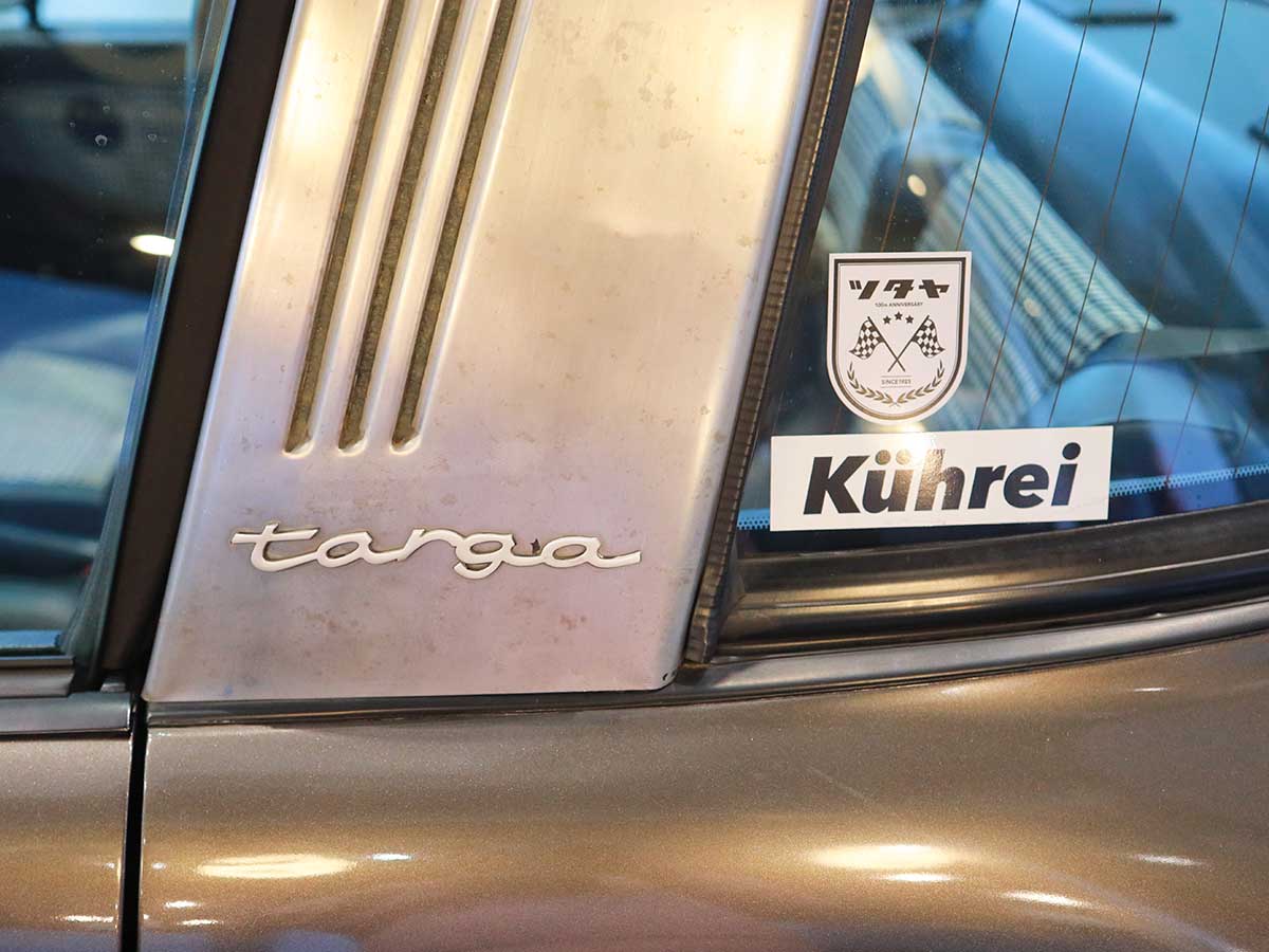 『純喫茶ツタヤ』オリジナルステッカー。2種類のうちのひとつは、かっこよさに全振り