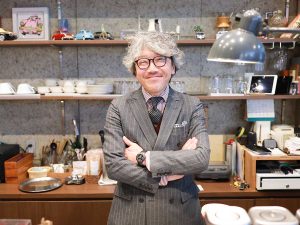 スーツ×メガネ×シルバーヘアが、完成されたおじさんならではの魅力を放つ