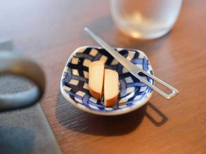 スモークチーズは、2代目マスター・孝吉さんの代から続く、コーヒーの付き出し。コクとまろやかさが、不思議とコーヒーによく合う