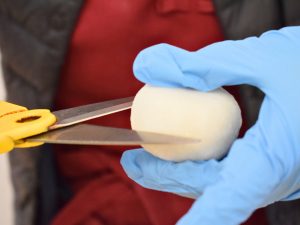 求肥ではなく「餅」を使うのが、米白餅本舗のこだわり。丸餅に切り込みを入れ、いちごとあんこを挟んでいく