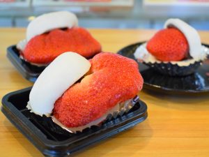 手前が「極」。右奥の3Lサイズいちごが小さく見えてしまうほど