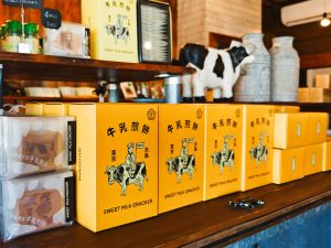 『えびすや土産店』の牛乳煎餅は1枚ずつ手焼きで、ミルク感の強さと、焼印の焦がしからくるビター感が売り。16枚入り1,750円（税込）