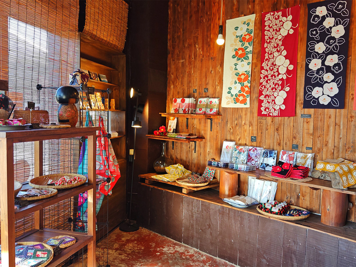 店内は伊豆大島を代表する花である椿モチーフのグッズもたくさん