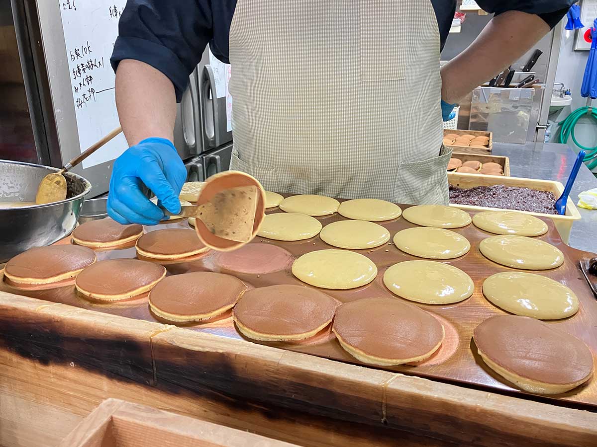 どらやきの生地を焼いている様子　［食楽web］