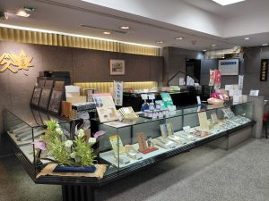 小倉屋山本本店の店内。昆布を中心に、品よく商品が並びます