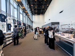 物販では、アパレルや雑貨などこの展示に制作されたグッズもあり、じっくりお買い物するのがおすすめ！
