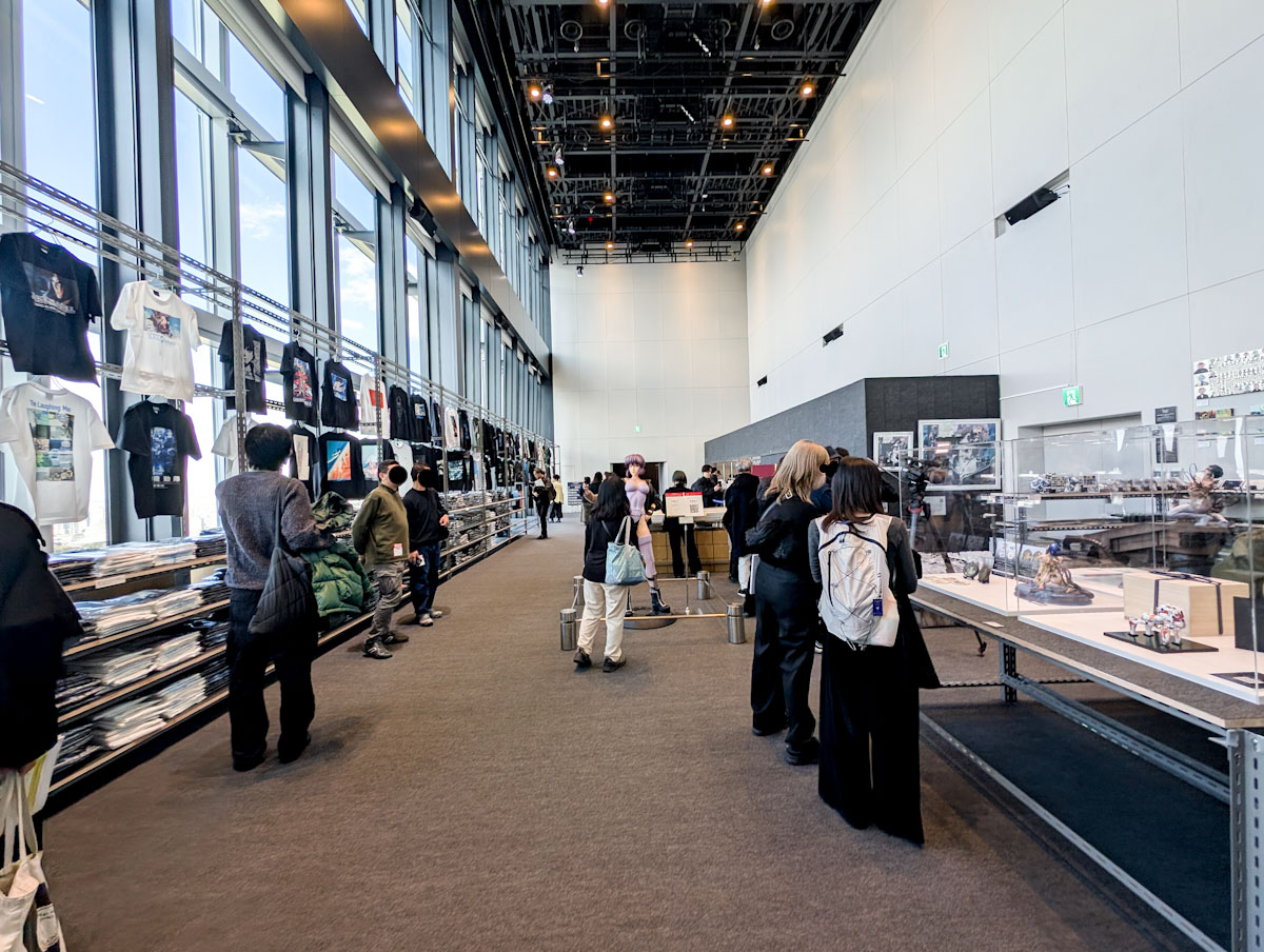 物販では、アパレルや雑貨などこの展示に制作されたグッズもあり、じっくりお買い物するのがおすすめ！