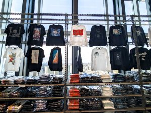 Tシャツ、パーカー、スカジャンなどアパレルアイテムが充実