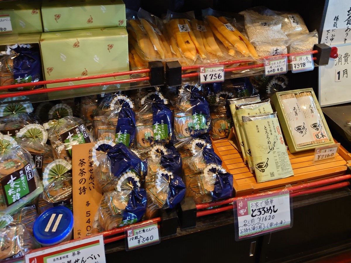 「とろろめし」（2人前1,620円）、「茶々の詩」（19枚入540円）など自然薯商品が豊富