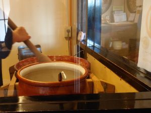 飲食スペースでは自然薯のとろろ作りを間近で見られる